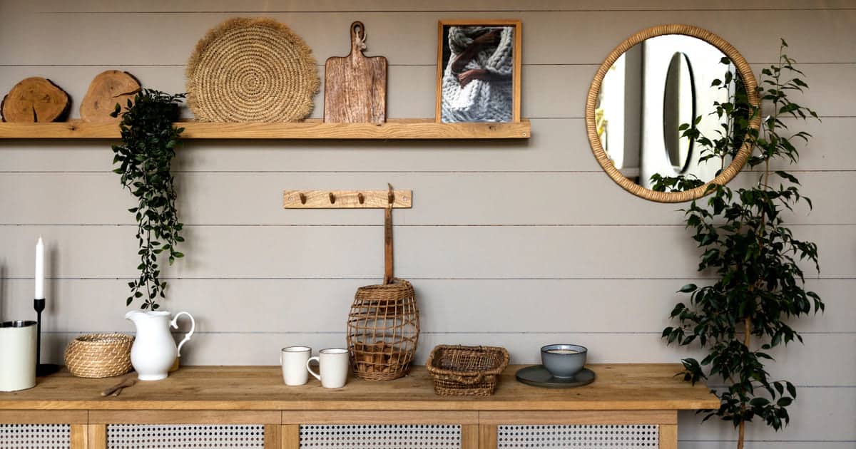 Mur de cuisine en lambris, avec une décoration naturelle composé de patère, étagère et plantes.
